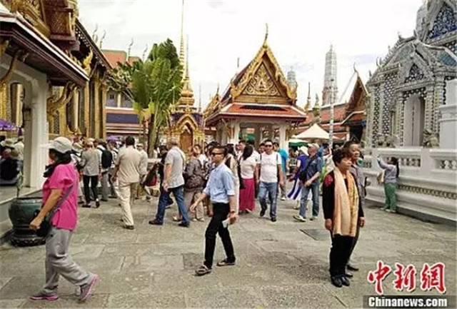 资料图片：中国游客在泰国大皇宫内游览，感受泰国佛教文化。记者 陈燕 摄