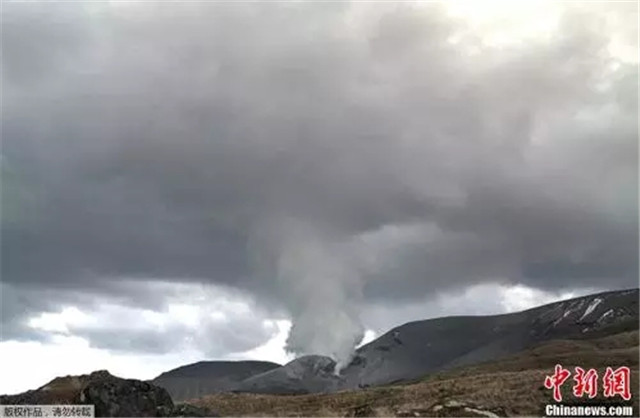 资料图：新西兰汤加里罗火山时隔3个月后再次喷发，火山灰冲上高空，直耸入云。