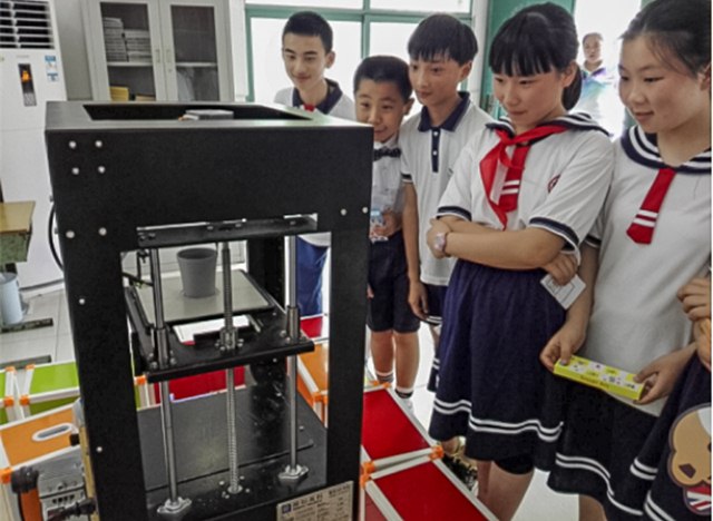 孩子们惊叹3D打印机的魔力