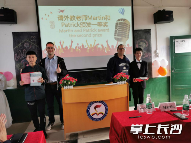 外教Martin和Patrick为获得一等奖的同学颁奖。