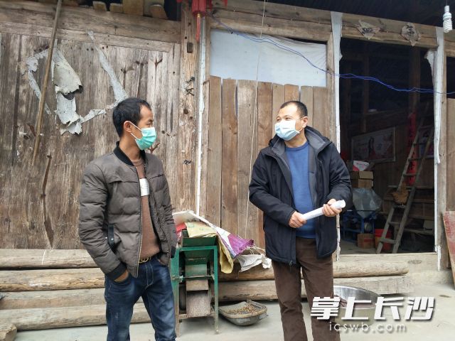 长沙经开区赴湘西州龙山县招聘队员王学知（右一）正在湘西下乡招聘。