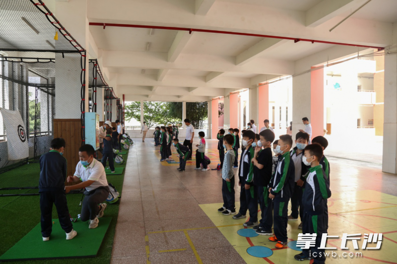 高尔夫正式进入青竹湖湘一外国语学校小学部学生的课堂。均为受访者供图