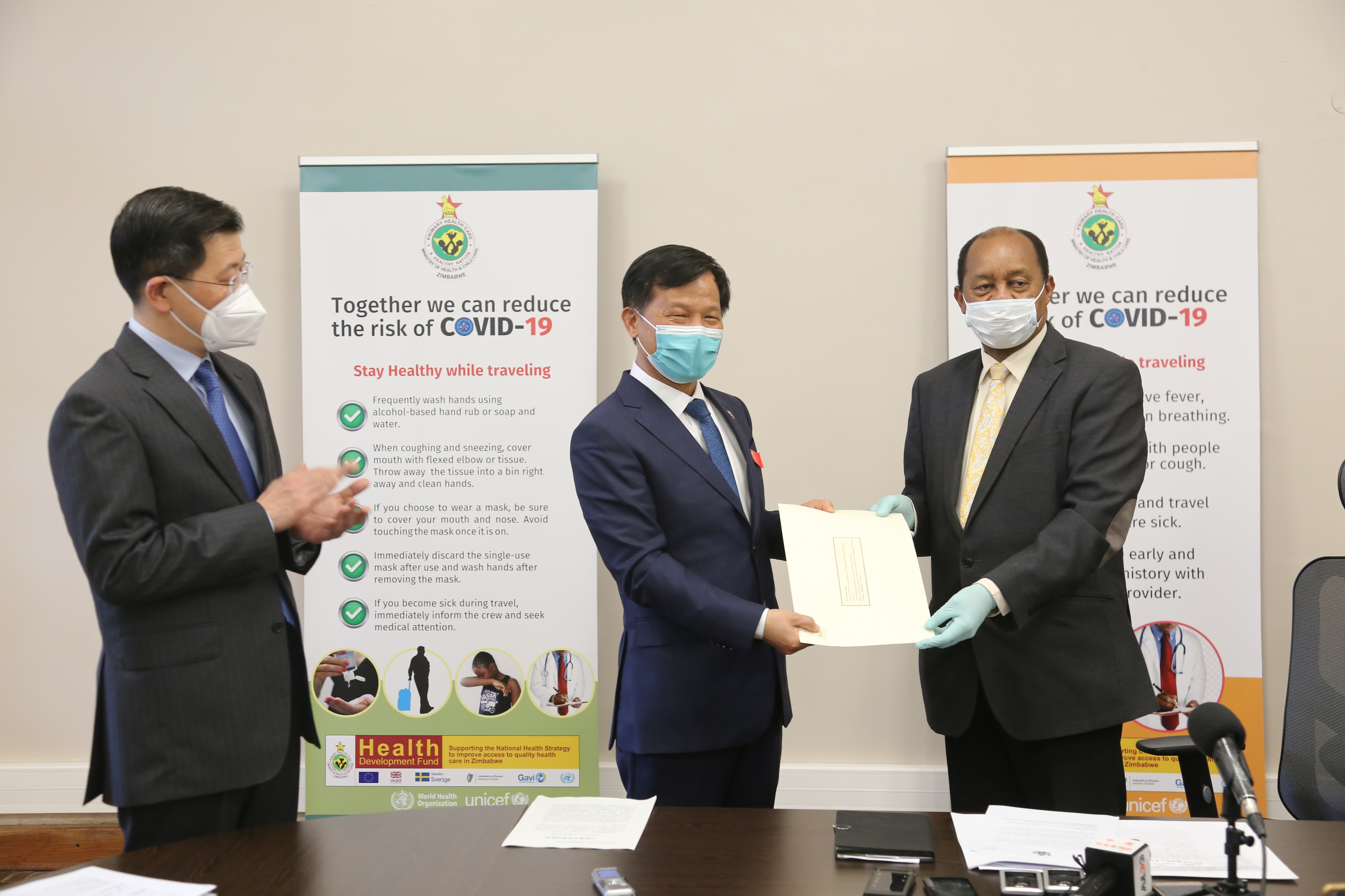 专家组领队、湖南省卫生健康委副主任祝益民代表专家组向津方提交了《新冠肺炎疫情防控国家建议书》。受访者 供图