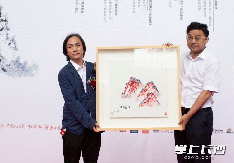 舒勇向湖南省博物馆捐赠作品。
