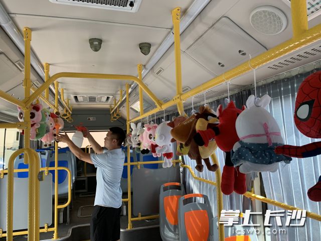 公交车驾驶员给布娃娃消毒、洗澡。长沙晚报全媒体记者 邓艳红 摄