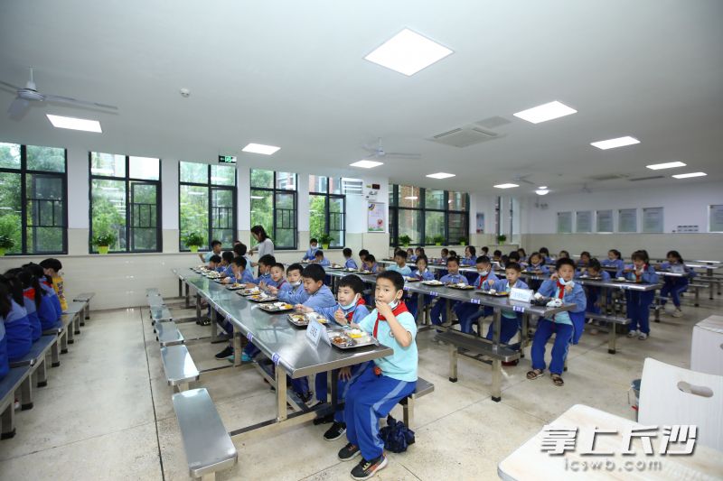 湖南省首个校园食堂食品安全团体标准发布实施，将规范校园食堂的安全管理。全媒体记者 周辉霞 摄