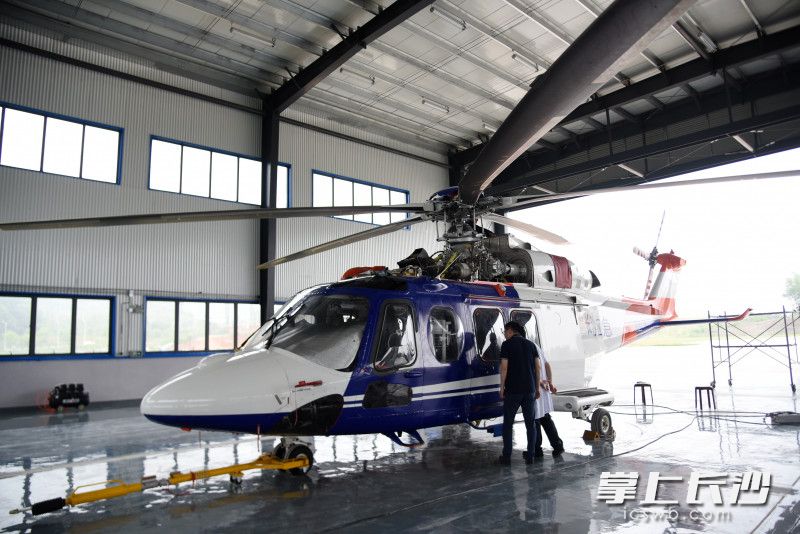 长沙市航空应急救援基地内，直升机进行涂装。