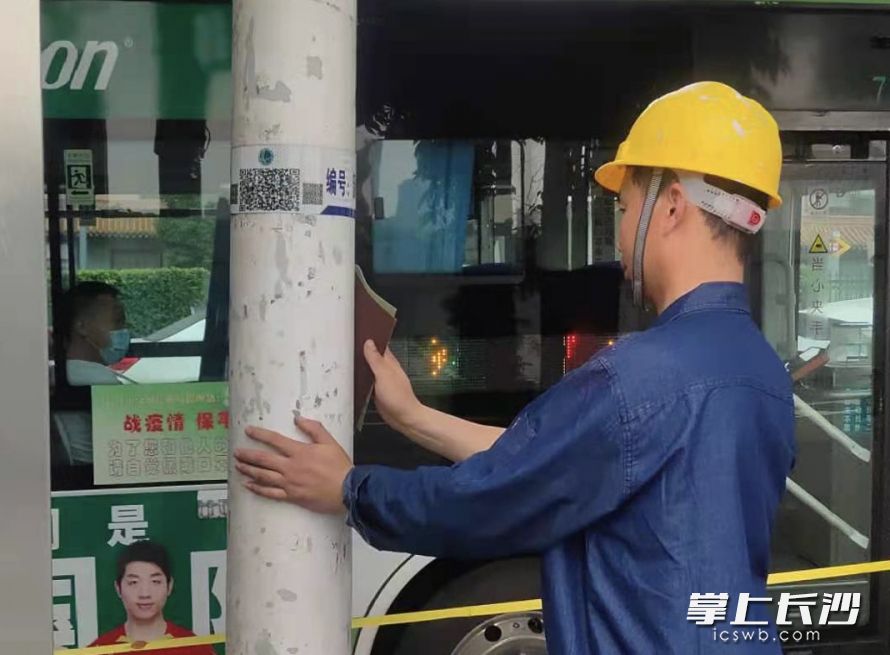 施工人员将待涂刷的路灯杆表面打磨干净。