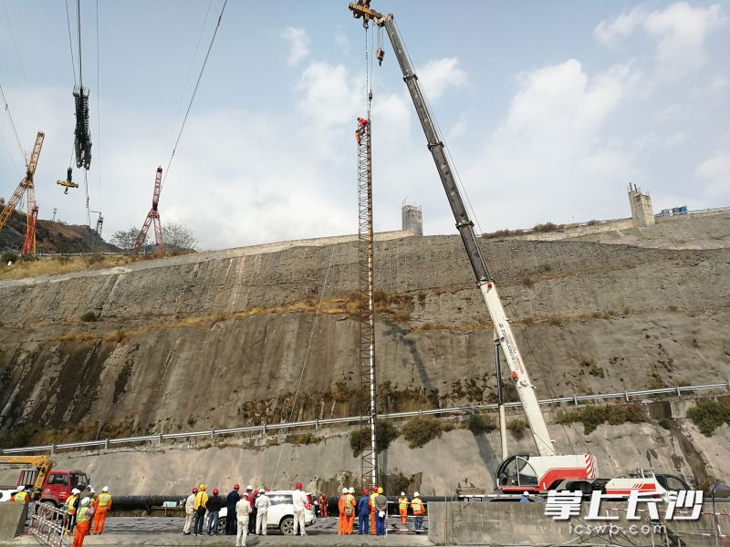 大坝常态低热混凝土芯样取出长度有25.7米，刷新世界纪录。水电八局供图