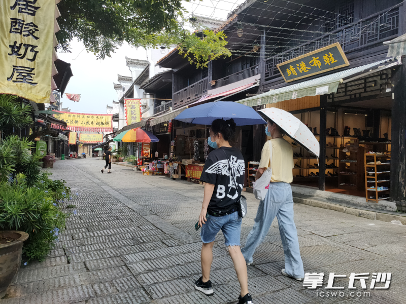 8月14日恢复开园后，游客在靖港古镇游玩。