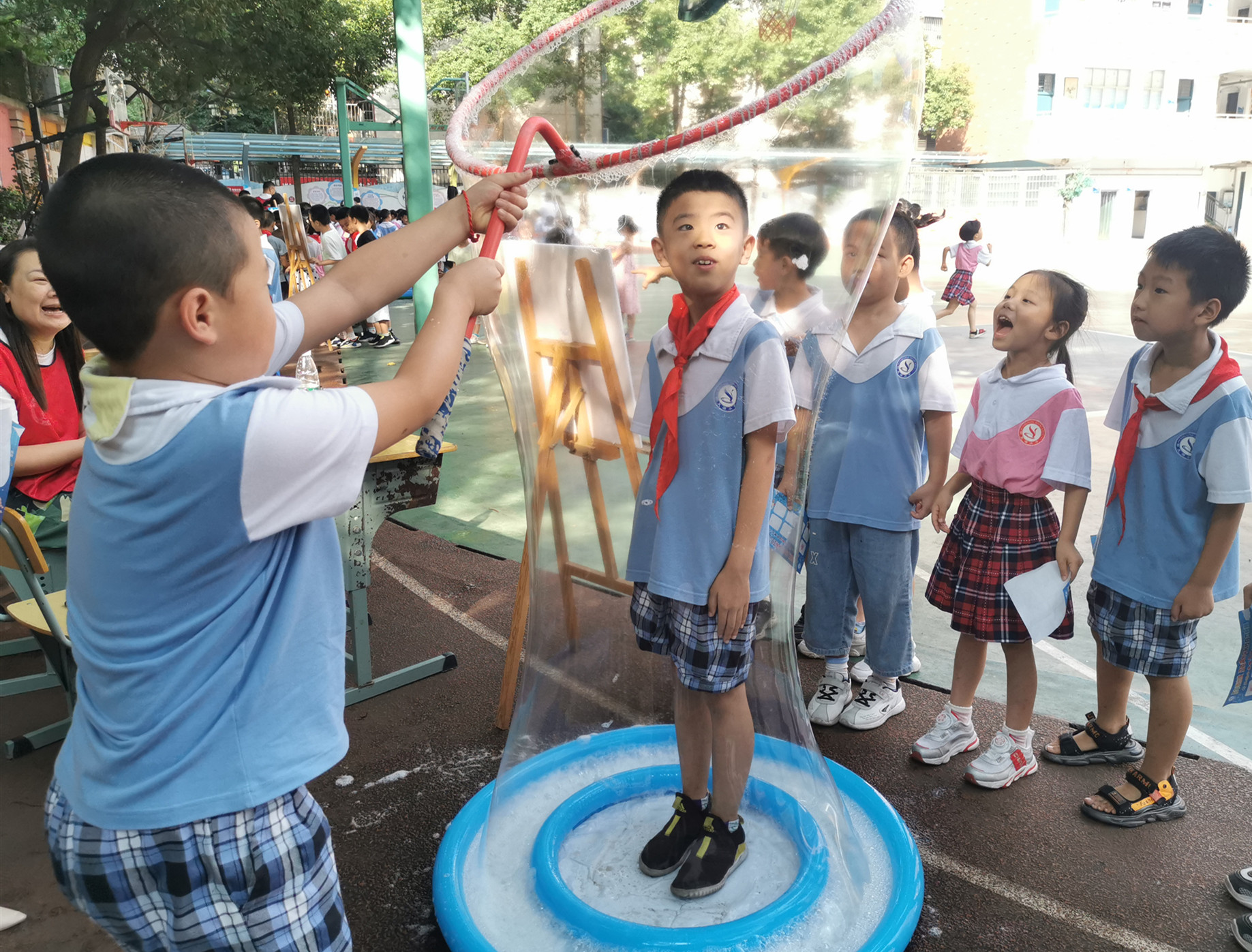科技节上，孩子们玩得好开心。均为 冯晓 胡明华 曾维开 摄影报道