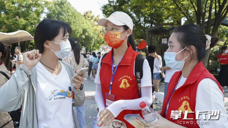志愿者刘慎怡、肖静雯正在为游客指路。