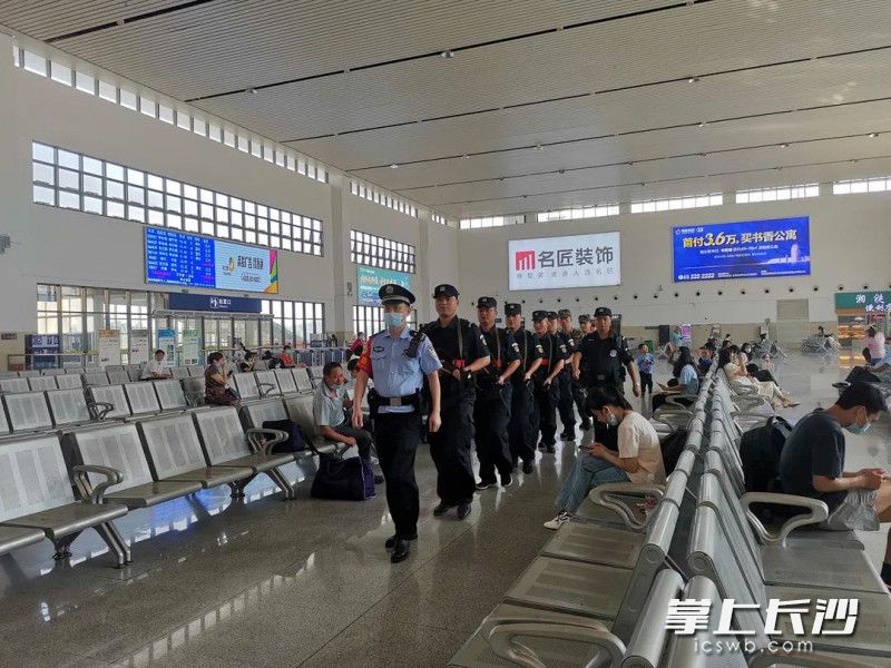 邵阳公安组织民警辅警在高铁站巡逻。