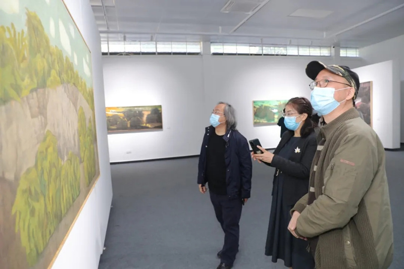 观众正在观看刘云艺术展。湖南省文联供图