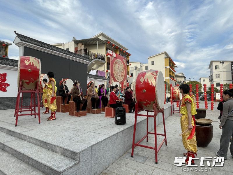 社区广场上举办新春活动，村民们打擂茶、唱山歌。