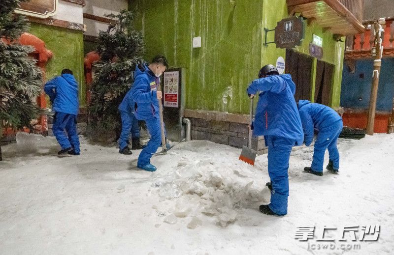 工作人员在清理雪面和冰面。