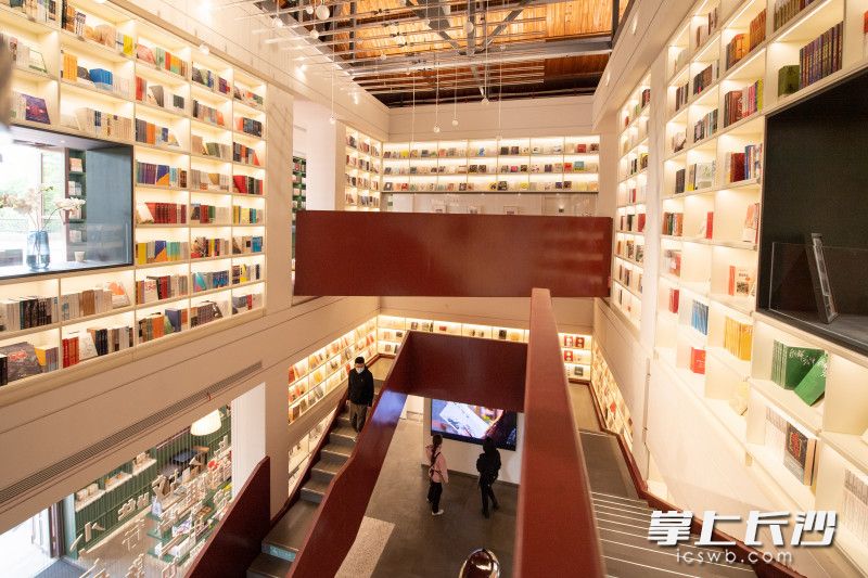 乐之书店橘子洲店设计形成开阔图书空间。长沙晚报全媒体记者 黄启晴 摄