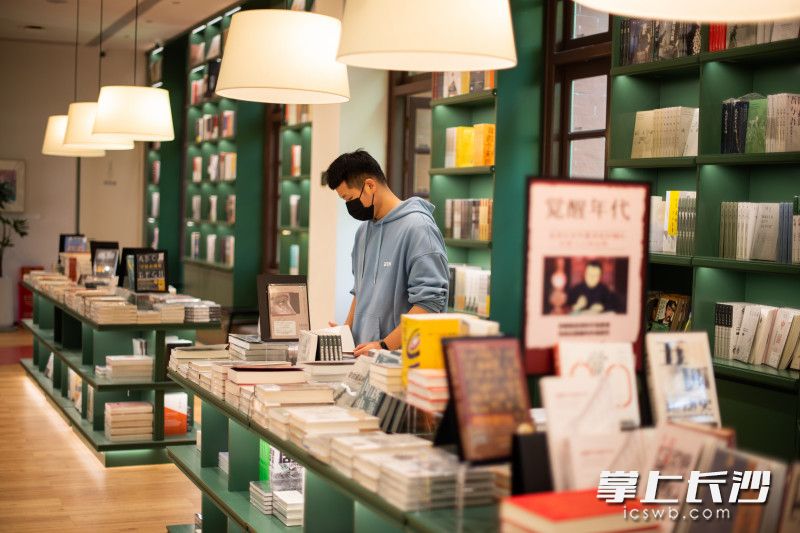 乐之书店橘子洲店环境雅致，是长沙市民和游客打卡胜地。长沙晚报全媒体记者 黄启晴 摄