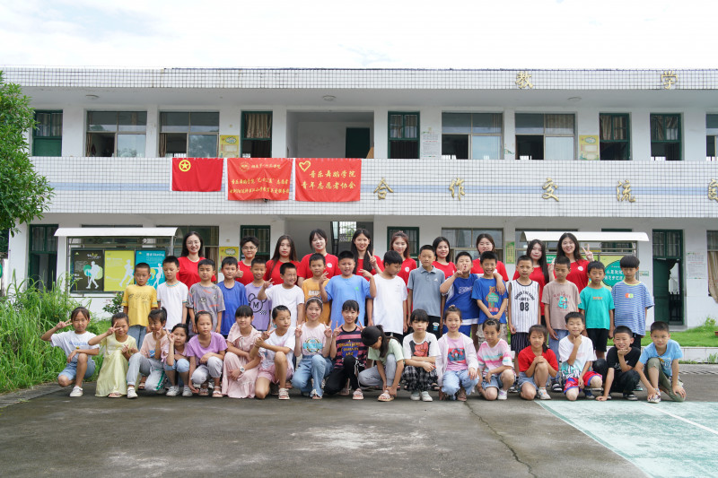 来自湖南一师的大学生志愿者在浏阳达浒开展“送教下乡”活动。均为受访者供图