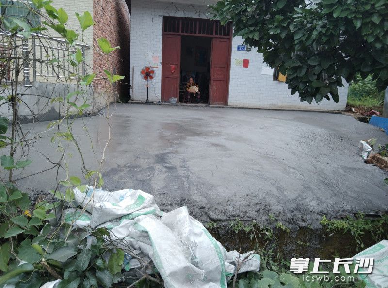 五保户杨沅春家门口，水泥坪已经修筑好。