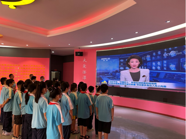 王承义、陈杰俊和学生们共同观看习近平总书记给“中国好人”李培生、胡晓春重要回信新闻。