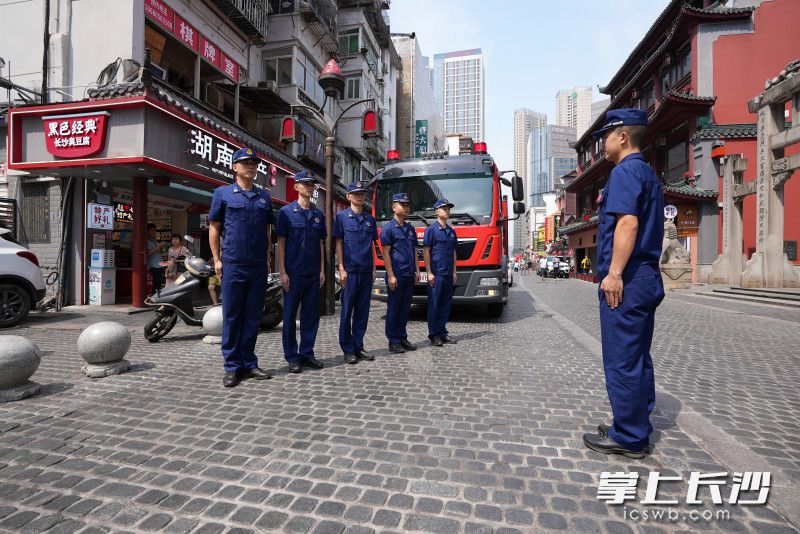 消防车、消防员来到火宫殿门口，检查消防安全。