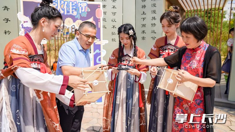 中南大学师生现场品月饼、赏香茗、猜灯谜、吟诗起舞，沉浸体验传统佳节的魅力。