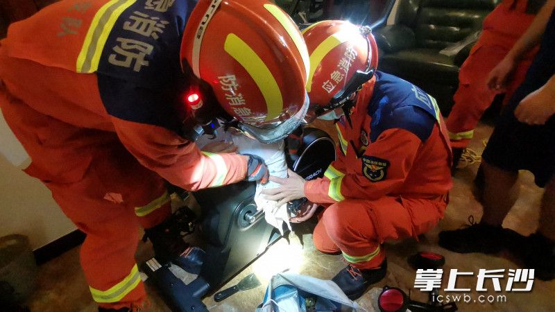 消防救援人员对动感单车进行破拆，将靓靓被卡的脚取出。长沙晚报通讯员 谢海鹏 供图
