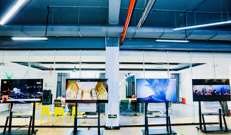 来服务中心办事的公众可以看到马栏山高科技成果展示。
