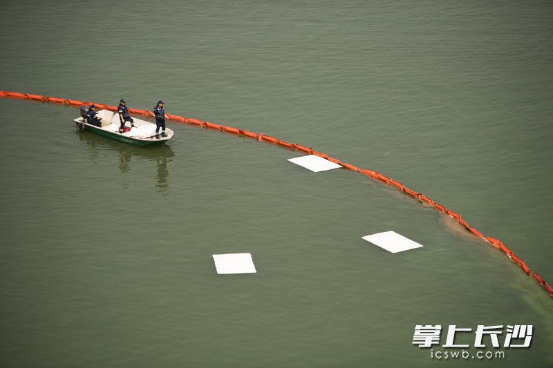 对湘江水面“油污”泄漏展开应急处置。