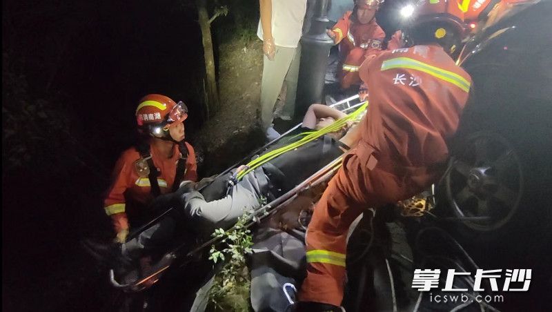 消防救援人员使用担架将男子救出。