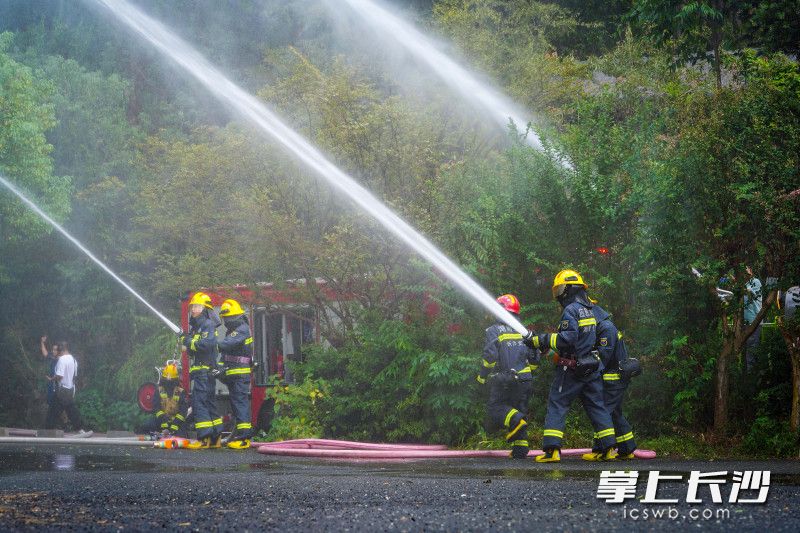 消防车抵达演练现场并实施紧急扑救，3道水柱一齐向“火源”喷射，场面十分震撼。