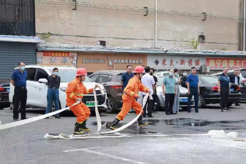 金苹果大市场消防疏散演练紧张进行中。　长沙晚报通讯员 刘东安 摄