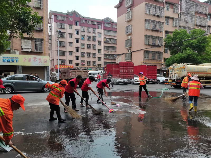 全体党员志愿者对辖区街道开展卫生大扫除。长沙晚报通讯员 王静摄