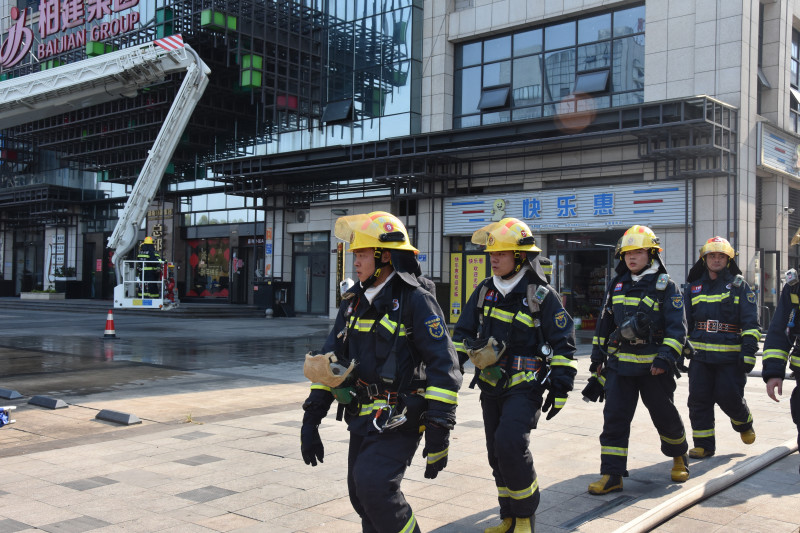 三个消防救援站共60多名消防员参与演练救援。