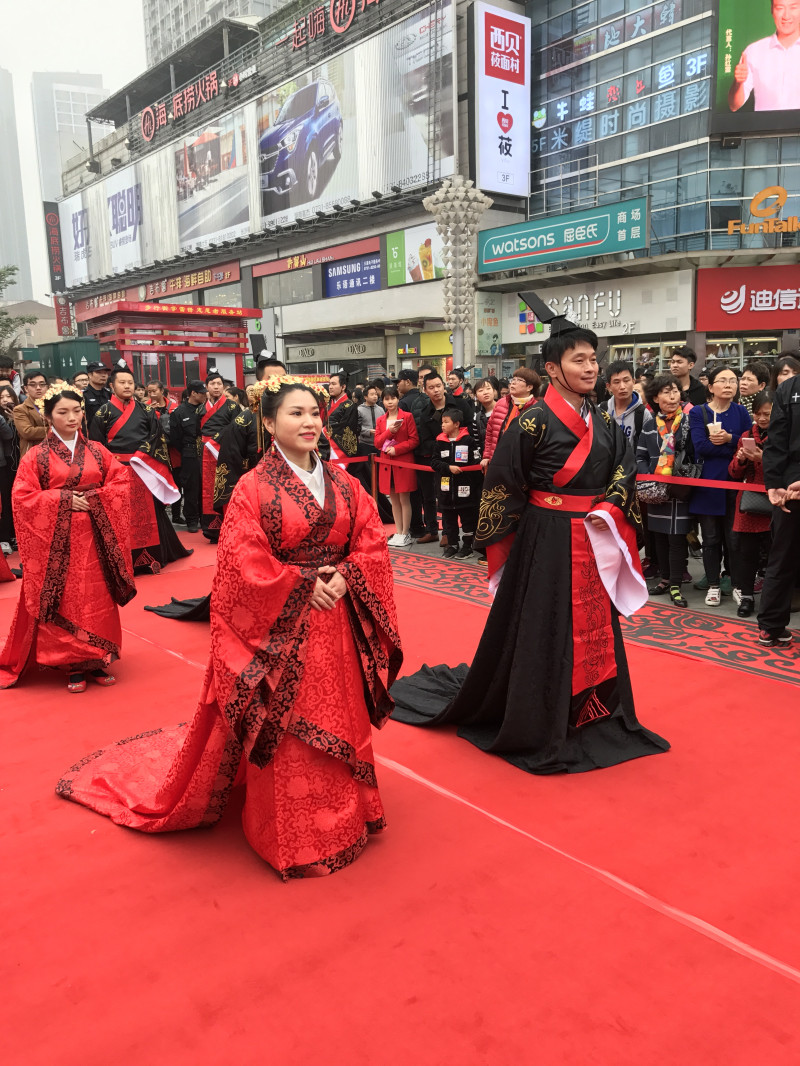 2017年11月12日，曾国隆、杜雨珊在长沙黄兴广场参加汉服集体婚礼。受访者供图