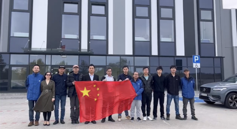 国庆节这天，星邦智能波兰公司的中国员工在公司前坪庆祝国庆。徐兵 供图