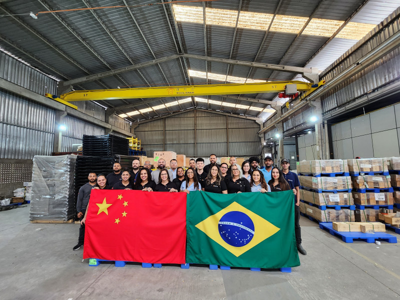 长沙百川巴西公司的两国员工举着中、巴国旗，庆祝中国国庆节。宋凯 摄