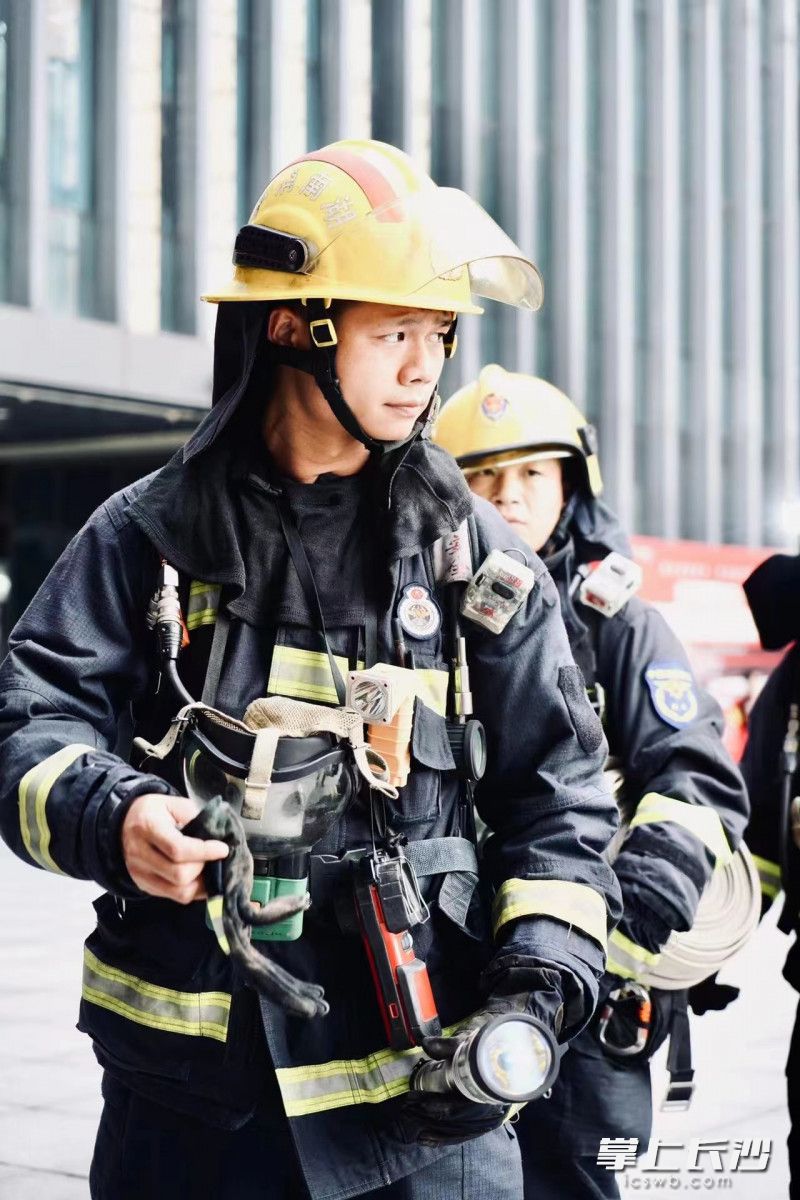 国庆假期，张奇和站里的“火焰蓝”共同参与消防救援演练。长沙晚报通讯员 谢海鹏 供图