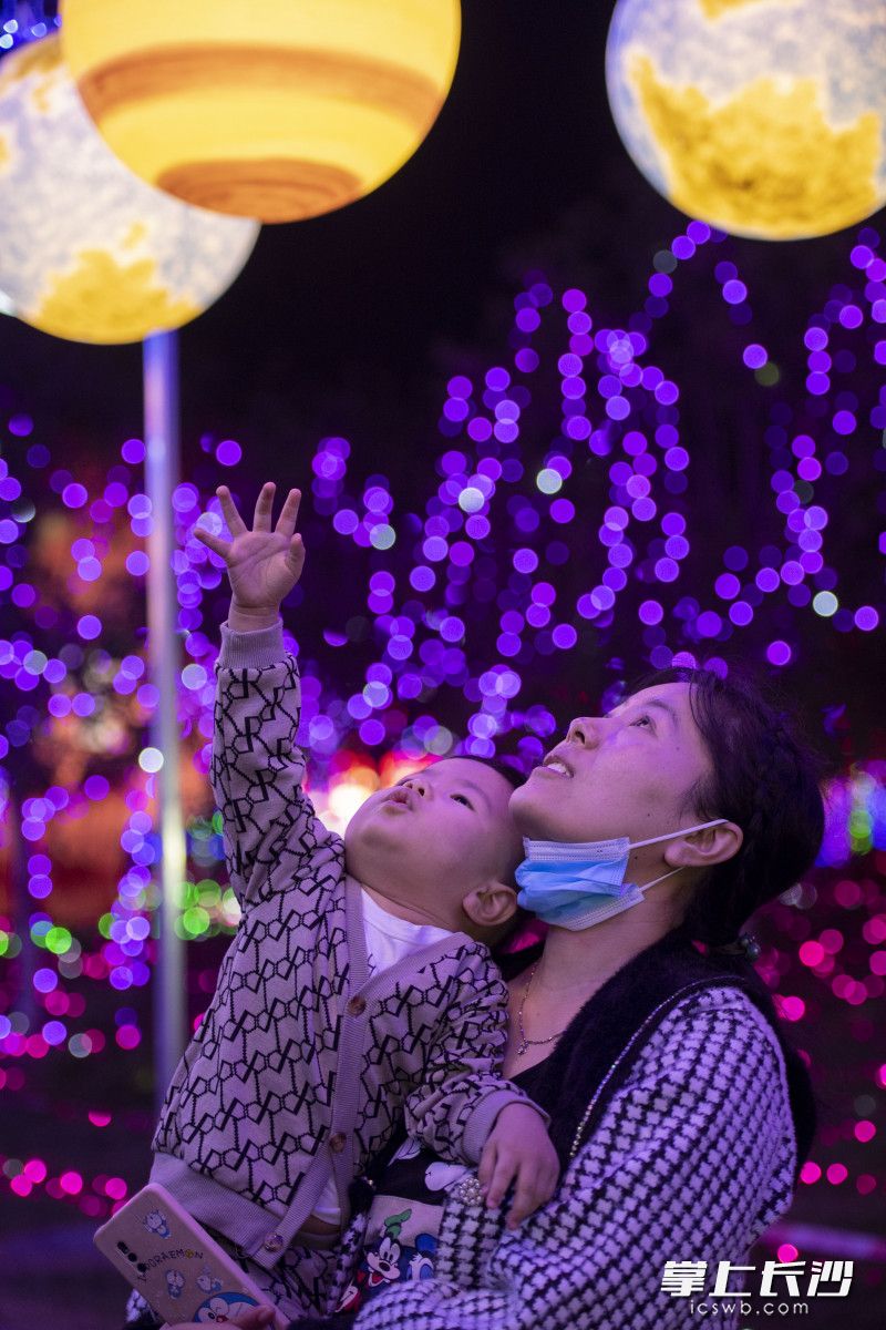 市民带着孩子在田汉文化园光影艺术公园游玩。