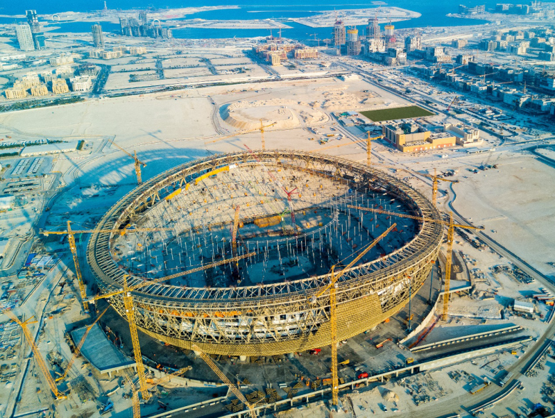 在卢赛尔体育场项目建设中，中联重科的8台塔机承担了整个项目大部分物料的吊装。  均为长沙晚报通讯员 刘成坤 供图