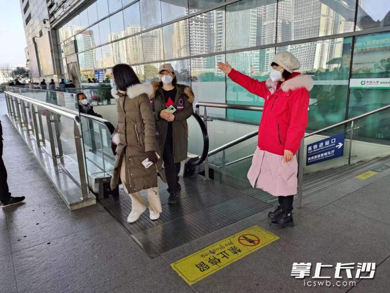 春节期间百余名志愿者坚守火车南站，日均服务旅客万余人次。高慧明正在引导乘客。 均为全媒体记者 周游 摄