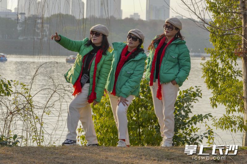 3位女士穿着整齐的“队服”在公园内合影打卡。长沙晚报全媒体记者 刘晓敏 摄