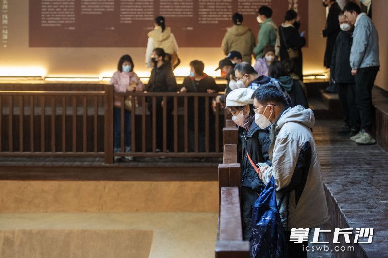 市民游客在参观马王堆汉墓3号墓坑。