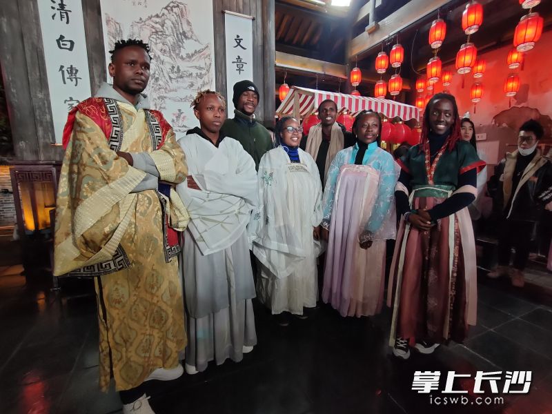 外国友人身穿中国传统服饰，体验中国佳节。