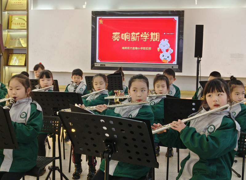 学校交响乐团演奏了网红歌曲《98K》，“奏响”新学期。均为长沙晚报通讯员 刘志勇 全媒体记者 陈良 摄
