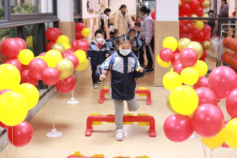 望城区教育局万润滨江幼儿园，小朋友们迈出“雷小锋”成长的第一步。长沙晚报通讯员 陈雅斯 供图