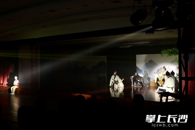 巧妙利用灯光呈现，在舞台上多线讲述了中华传统仁义礼智信的美德故事。长沙晚报通讯员李静摄