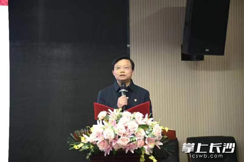 一中城南中学校长徐国鸿上“开学第一课”。