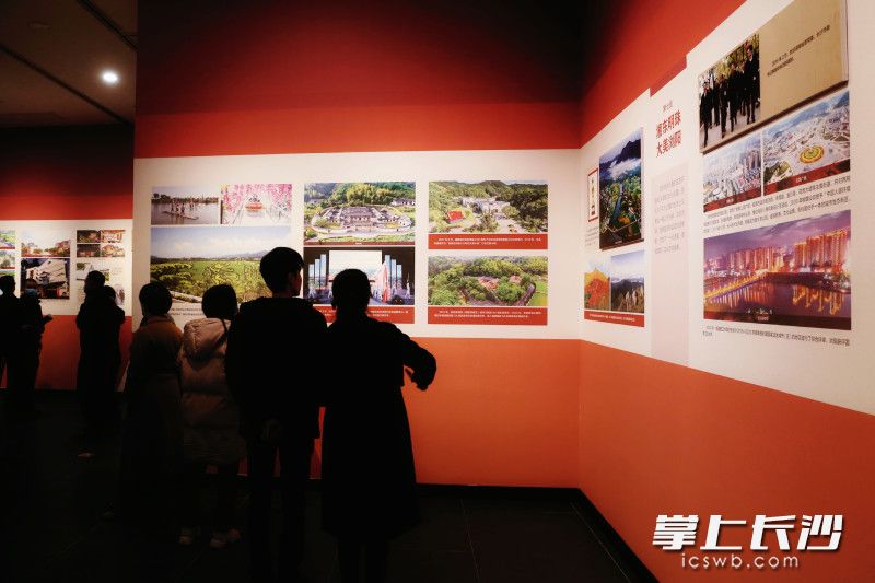 博物馆内，观众驻足观展。350余张图片，生动展现了浏阳30年之巨变。